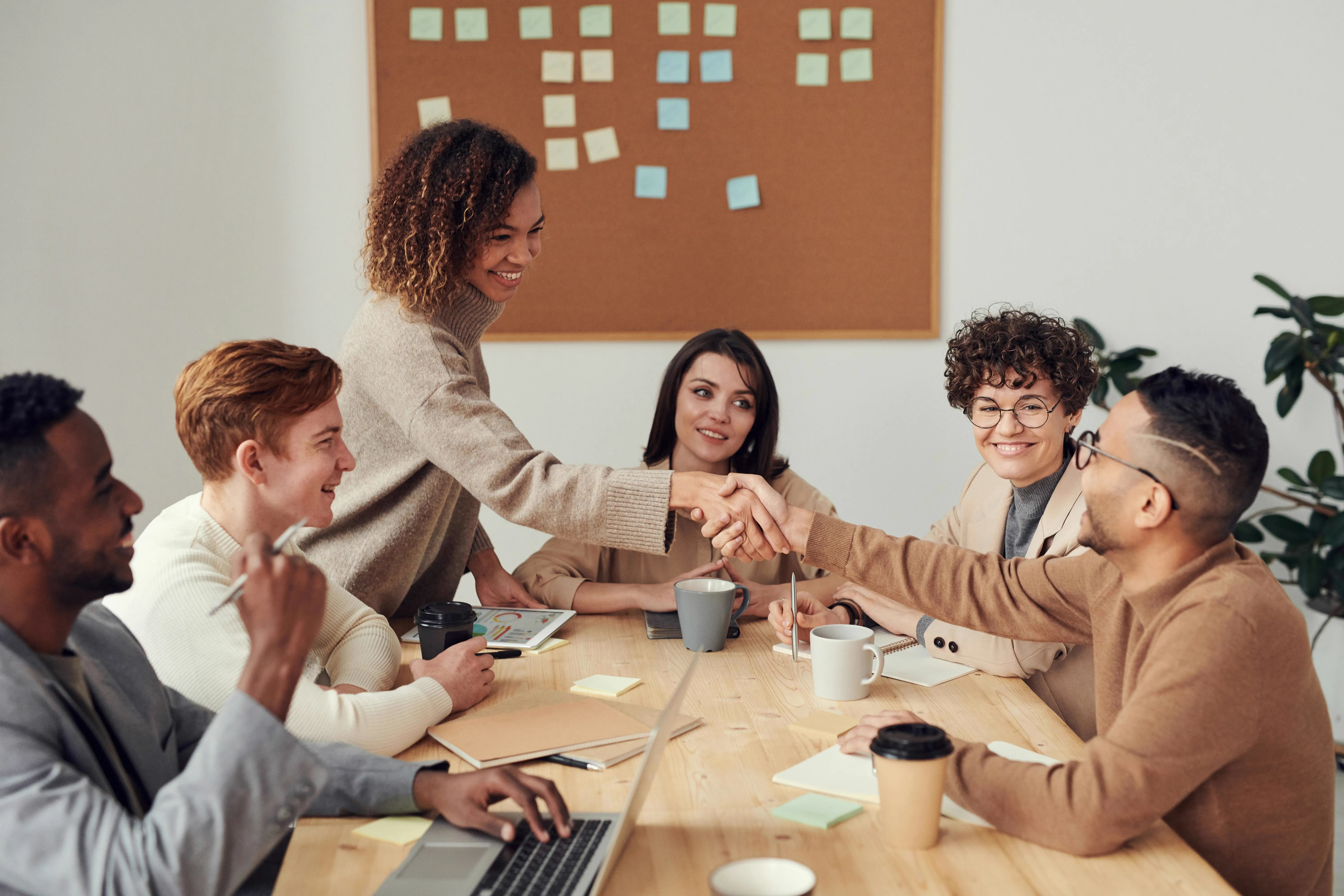 Espacio de trabajo ejecutivo preparado para una conversación de mentoría